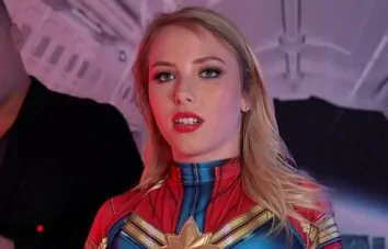 Dixie Lynn transando usando fantasia da Capitã Marvel