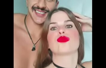 Gostosa na net mostrando os peitos e gemendo safada
