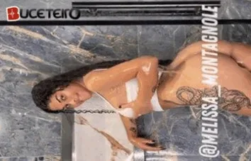 Melissa Montagnole peladinha no banho