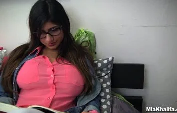 Mia Khalifa dando aula de boquete para a amiga com a ajuda do amigo