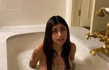 Video caseiro da Mia Khalifa nua tomando banho de banheira