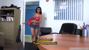 Porn legendado Mia Khalifa fazendo teste para para virar atriz pornô, provocando com seu olhar penetrante e sedutor