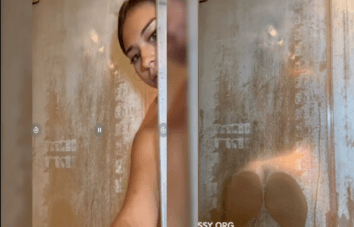 Sophieraiin tomando banho