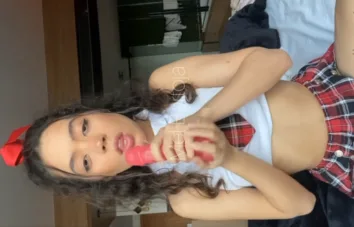 Mel Bertoja chupando um pau de borracha