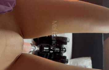 Mel Bertoja gozou com a maquina de sexo penetrando sua bucetinha
