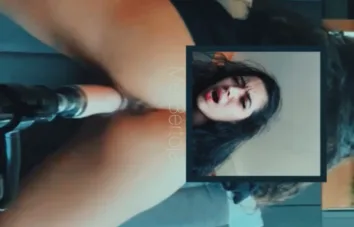 Mel Bertoja usando a maquina de sexo pra ter um orgasmo