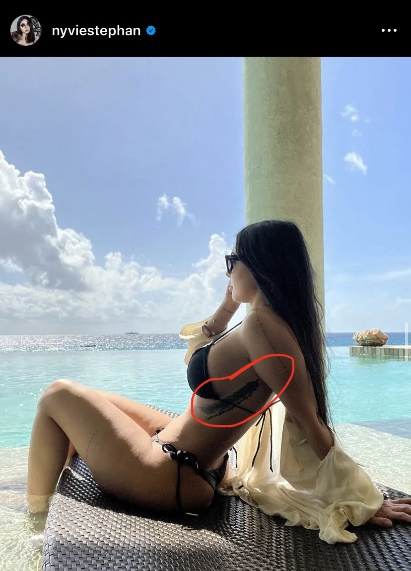 Video porno Nyvi Estephan menage gostoso com ela no meio de dois safados metendo forte e gozando tudo na cara dela.