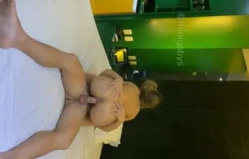 Anã Mini Gabys sentando no pau enorme
