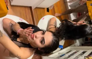 Badmi chupando o fã no camarim