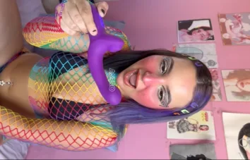 Belle Belinha chupando o vibrador sem parar até ficar bem satisfeita com todo o prazer que rola na hora.