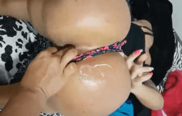 Brincando com o cu da Vanessa Ataides