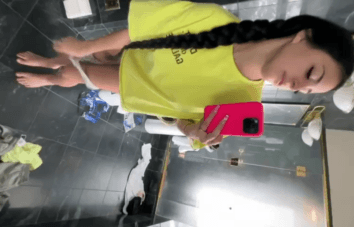 Camilla Araújo sem calcinha mostrando a bunda de um jeito bem direto e sem frescura nenhuma com tudo aparecendo claramente.
