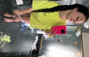 Camilla Araújo sem calcinha mostrando a bunda