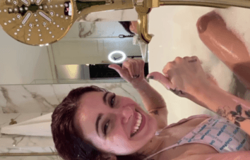 Catarina Paolino caiu na net tomando banho e aparece pelada debaixo do jato de água molhando o corpo inteiro enquanto se ensaboa bem devagar sem pressa de sair.