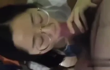 Chinesa linda pagando um boquete bem gostoso
