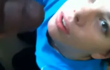 Deixou o negão gozar na boca dela
