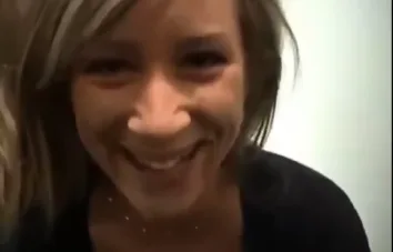Ela adora beber porra de desconhecidos