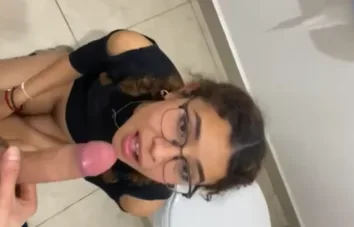 Funcionaria mamando no banheiro do trabalho