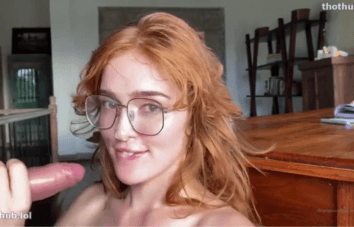 Jia Lissa fudendo com novinho e engolindo a porra dele