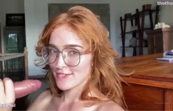 Jia Lissa fudendo com novinho e engolindo a porra dele