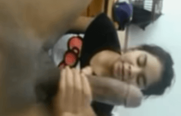 Menina asiática ordenhando o negão dotado