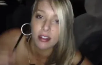 Novinha ordenhando o motorista do uber