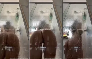 Japa Nordestina nua se ensaboando no chuveiro