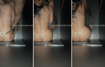 Mari Casada com o corno abrindo o rabo da esposa