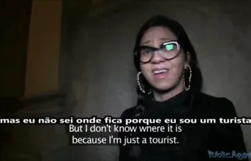 Legendadoporn turista roubada recebeu ajuda e transou com o agente