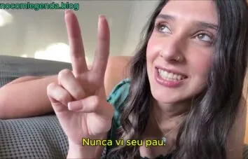 Pormo com legenda Amiga da filha entrou na brincadeira e acabou transando e a safada aproveitou pra sentar gostoso e gemer alto enquanto a outra assistia tudo.