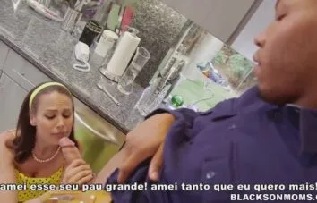 Pornocmlegenda Casada recebeu dois encanadores e transou com os dois