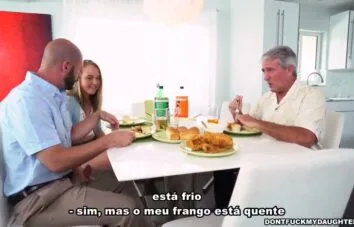Sexo legendado filha safada fez boquete escondida debaixo da mesa