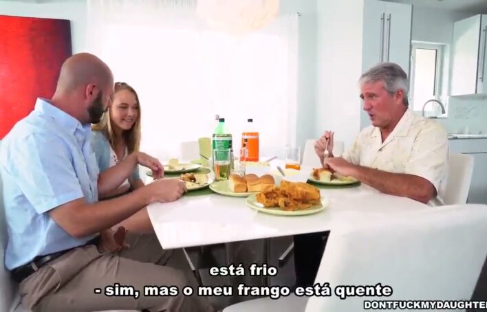 Sexo legendado filha safada fez boquete escondida debaixo da mesa