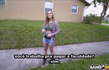 Xnxx legendado Branquinha entrou na van e transou com um desconhecido se entregando sem camisinha e gemendo alto enquanto o cara metia fundo nela.